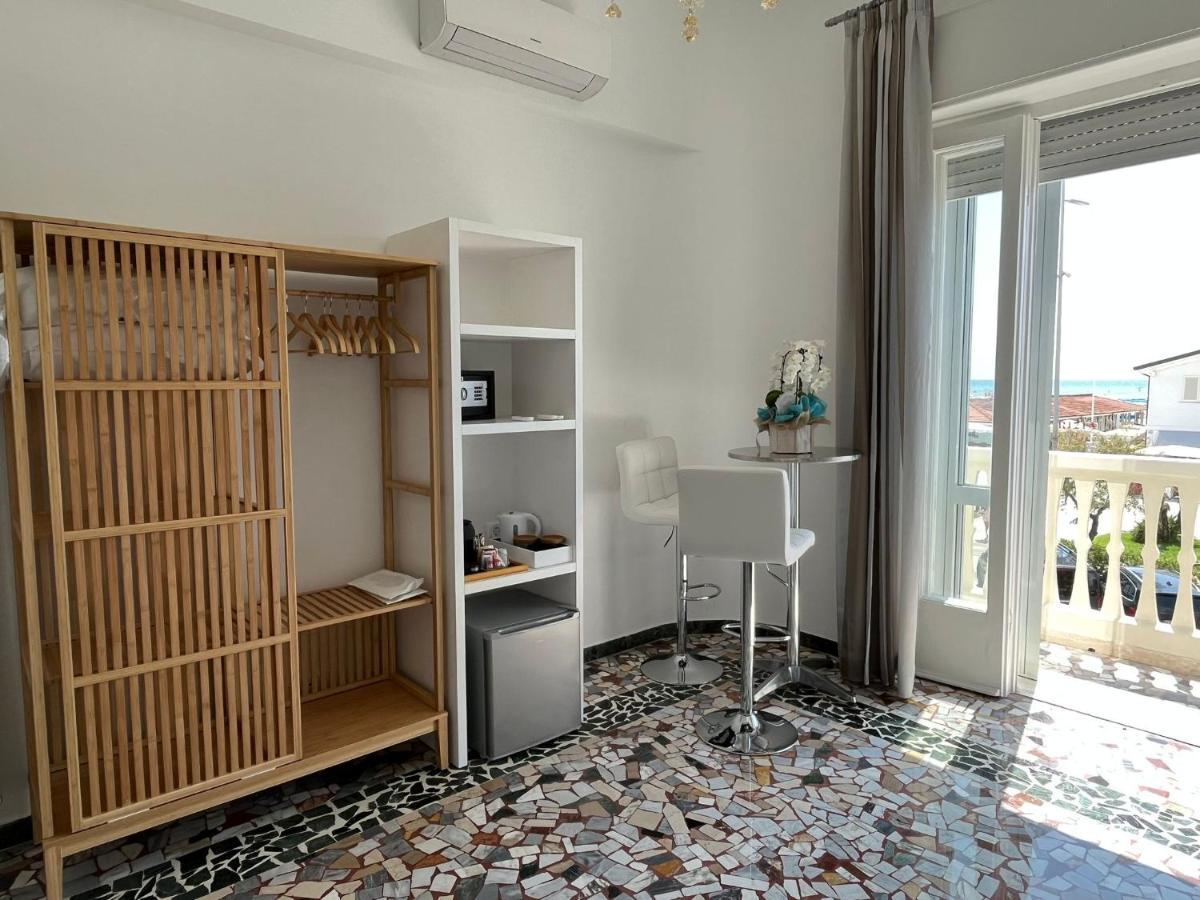 Al Mare 54 Luxury Guest House Лидо Ди Камайоре Екстериор снимка